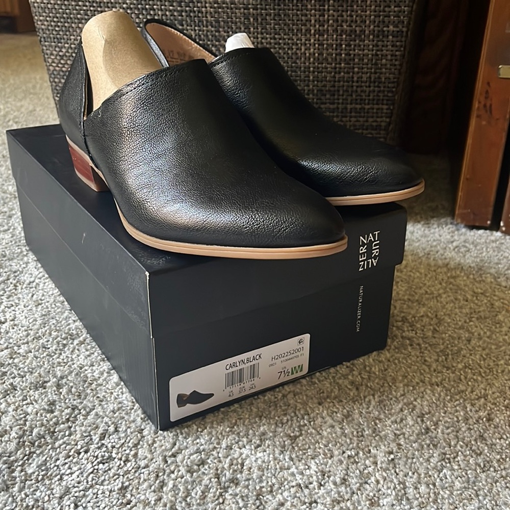 Naturalizer Carlyn flats  *NEW*